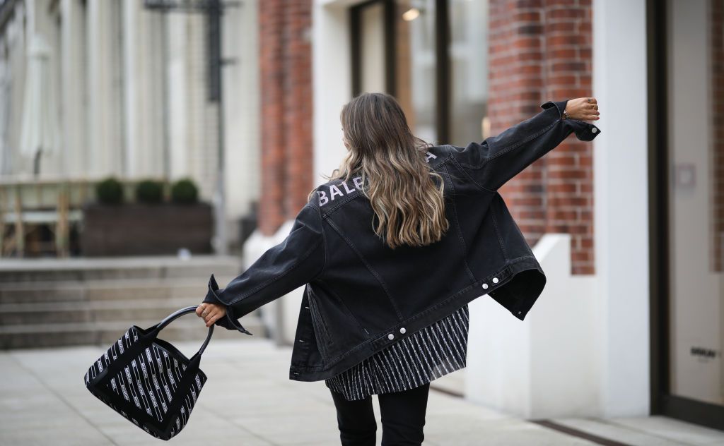 一个女人张开双臂庆祝摆脱恶习的自由。