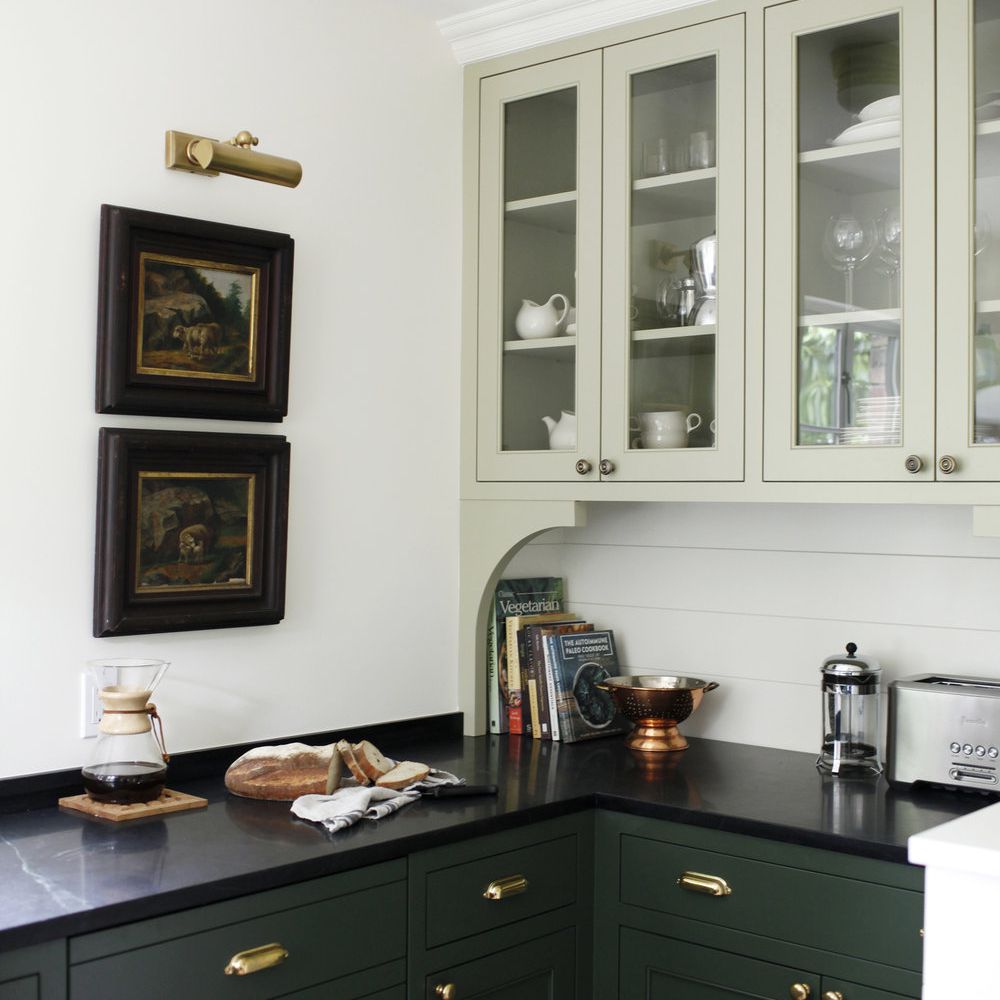 有两种不同橱柜颜色的厨房：薄荷色和森林绿