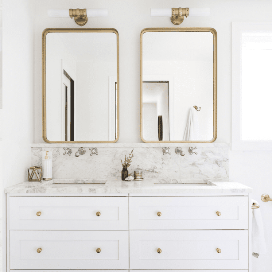 用金镜子使虚荣加倍。