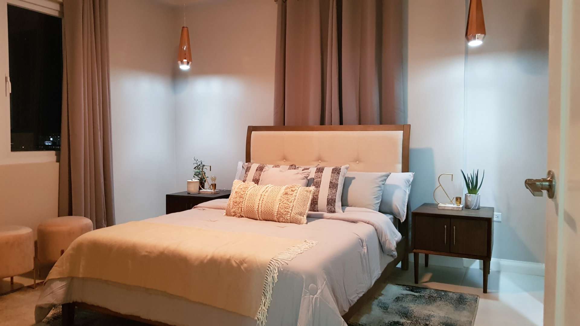 一间卧室，两侧有两个吊坠灯。