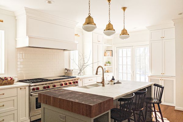 阳光明媚的厨房。