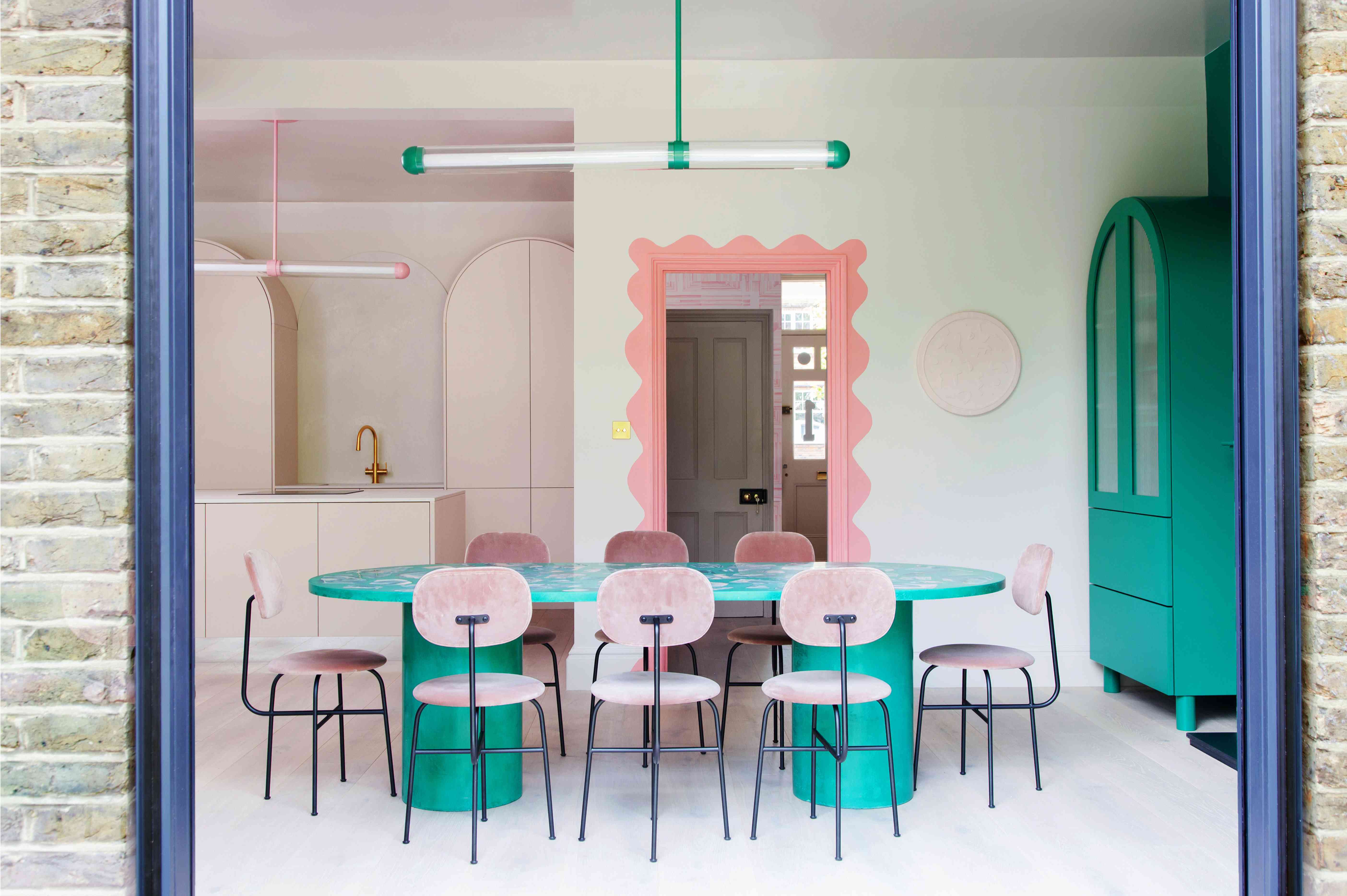 粉红色的厨房和餐厅空间