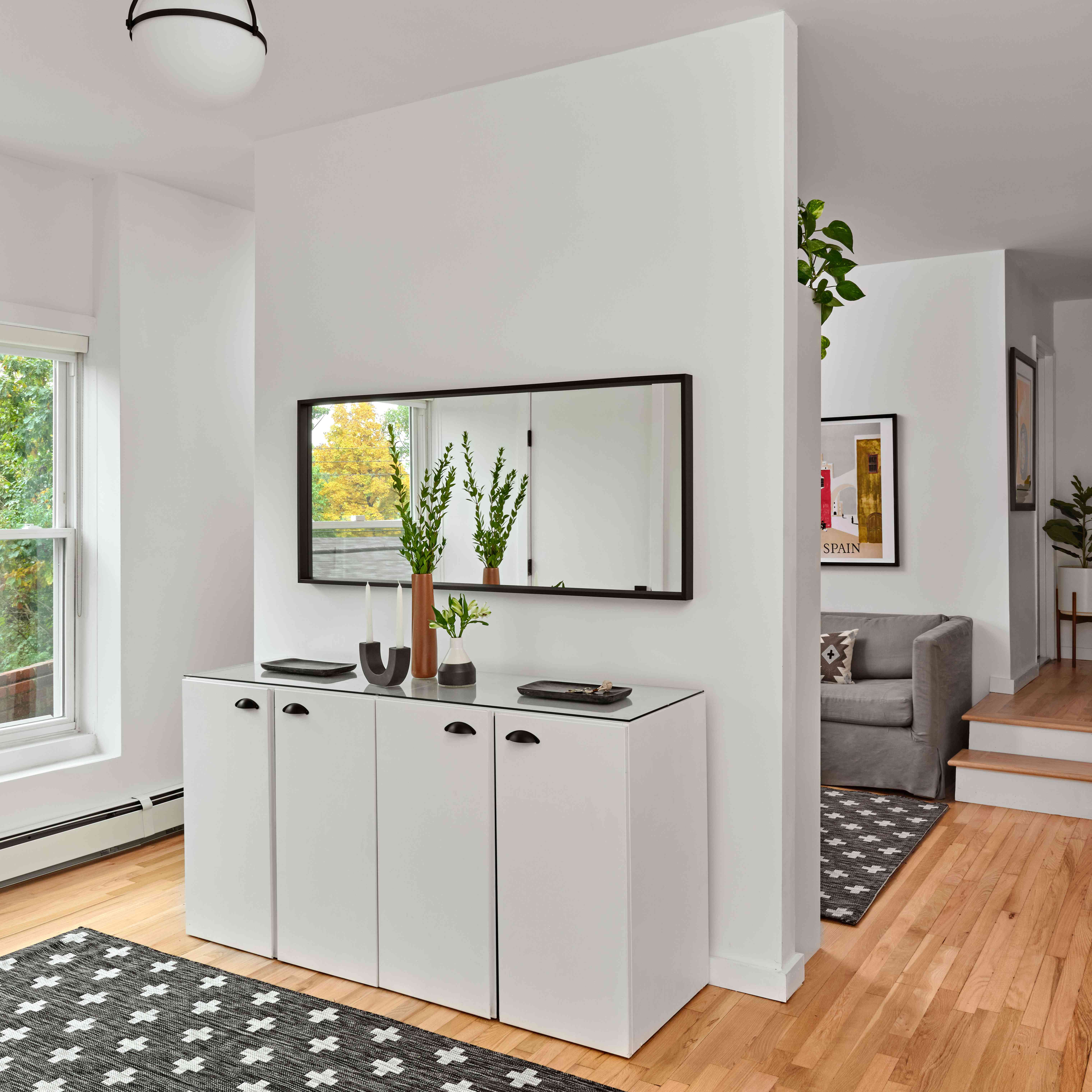 现代简约的入口与弯曲的花瓶。