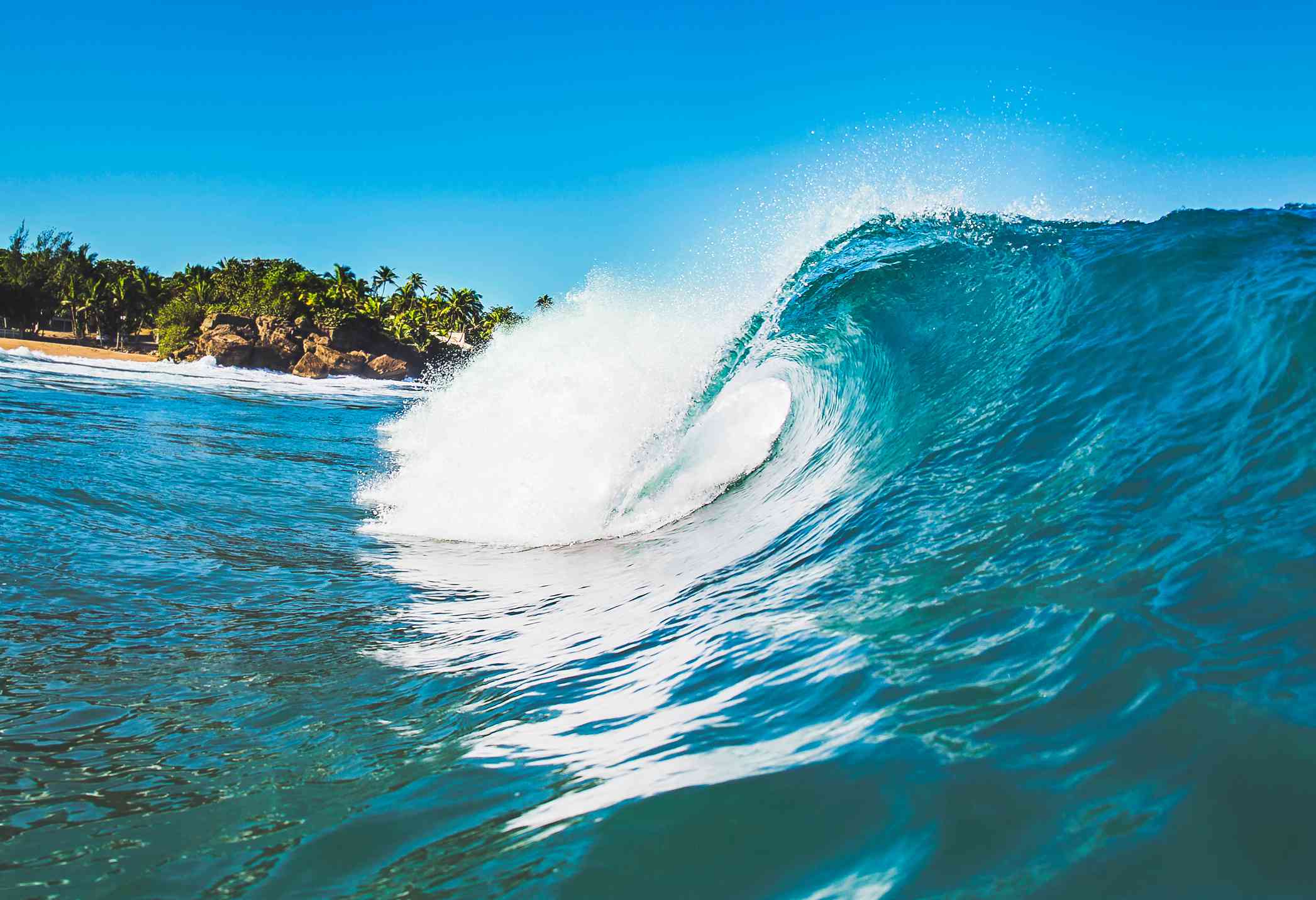 在波多黎各的林孔，海浪拍打着海滩。