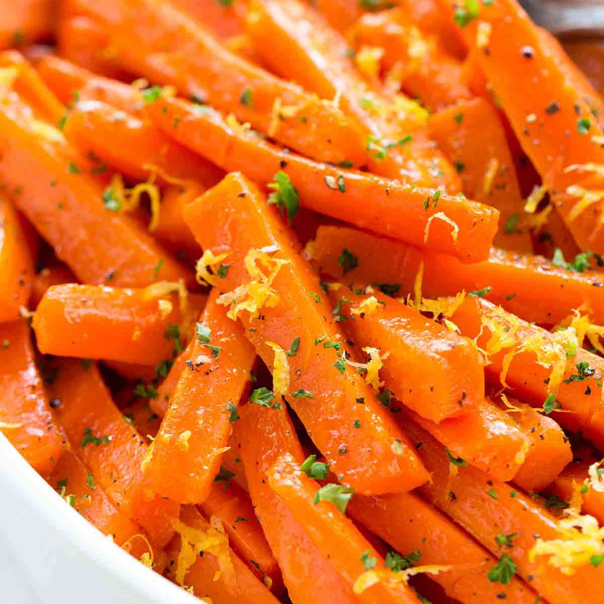 上釉的胡萝卜丁切成丁