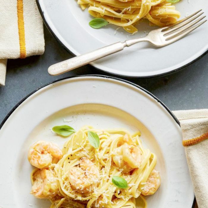 虾扁配方与大蒜和藏红花奶油