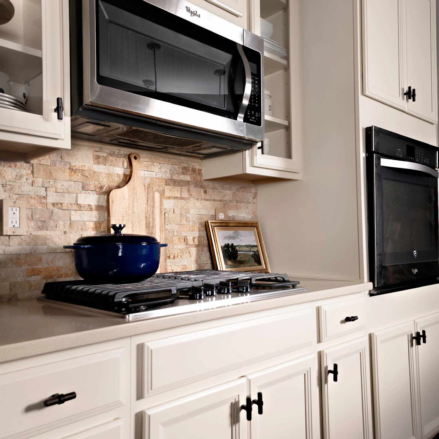 白色橱柜在厨房里