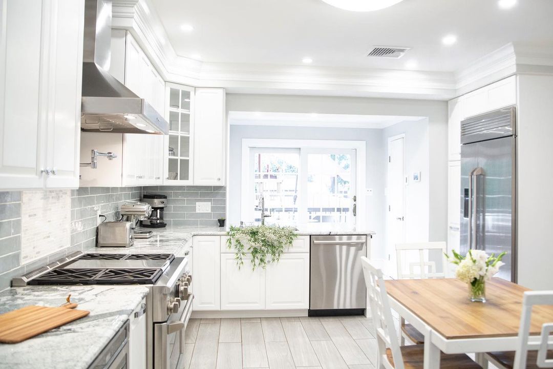 厨房里铺着薄荷绿的地铁瓷砖