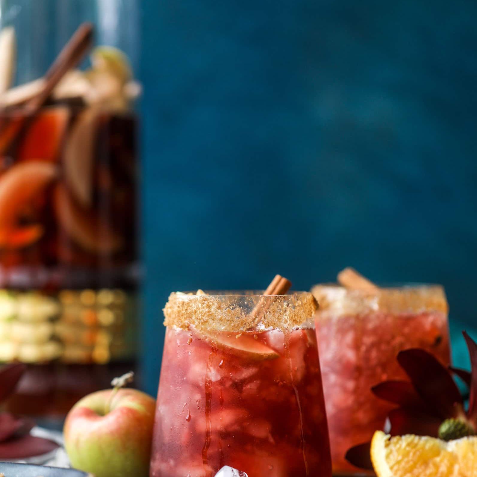 桑格里亚汽酒杯中点缀着肉桂糖和肉桂条。