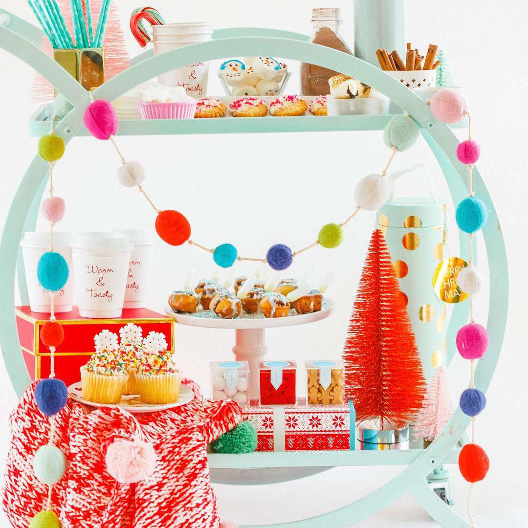 淡蓝色圆形酒吧推车与节日装饰