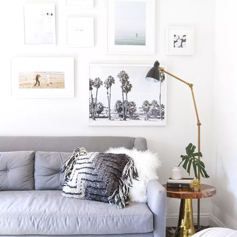 客厅设有纤细的落地灯