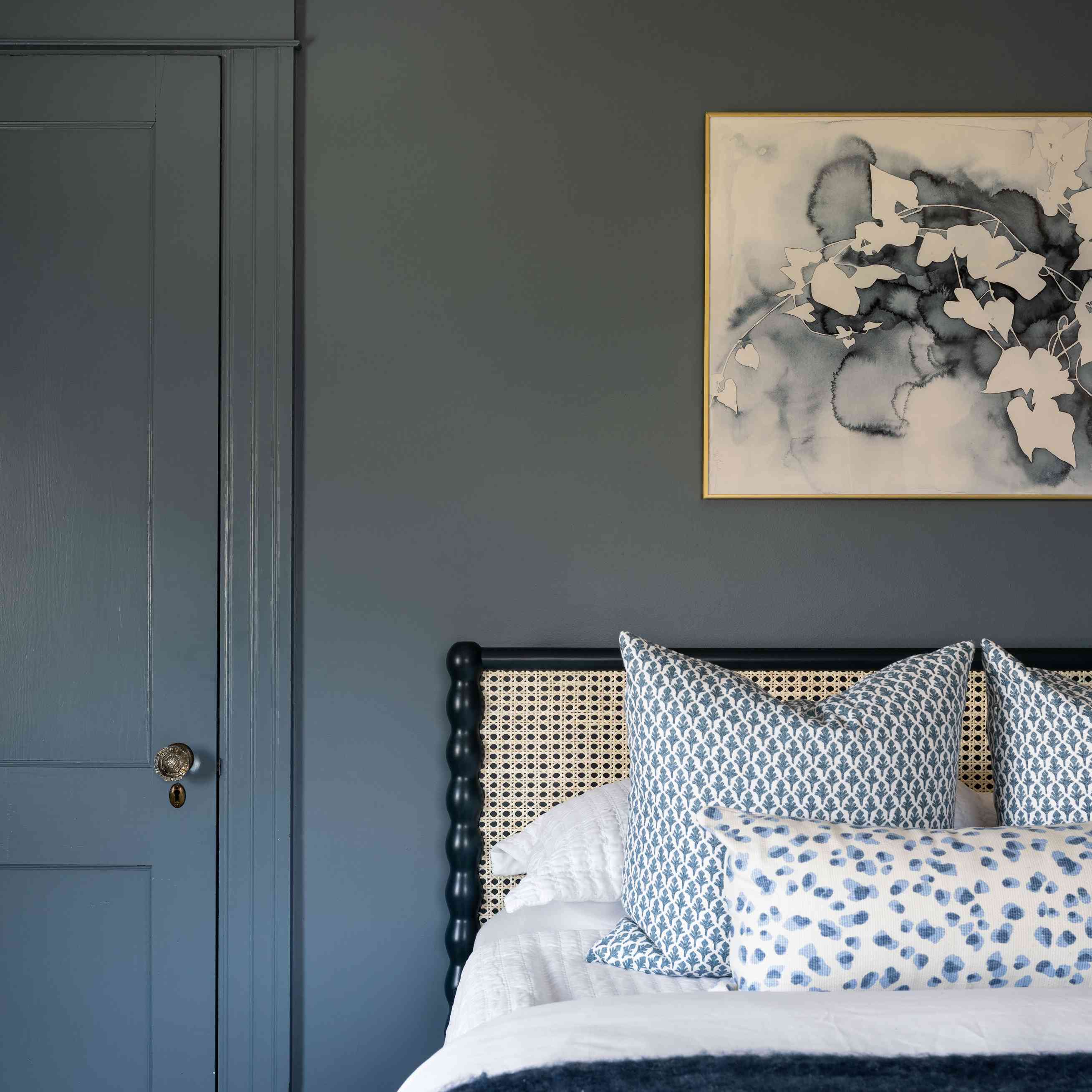 新港海滩别墅所有蓝色客房藤条床头板“class=