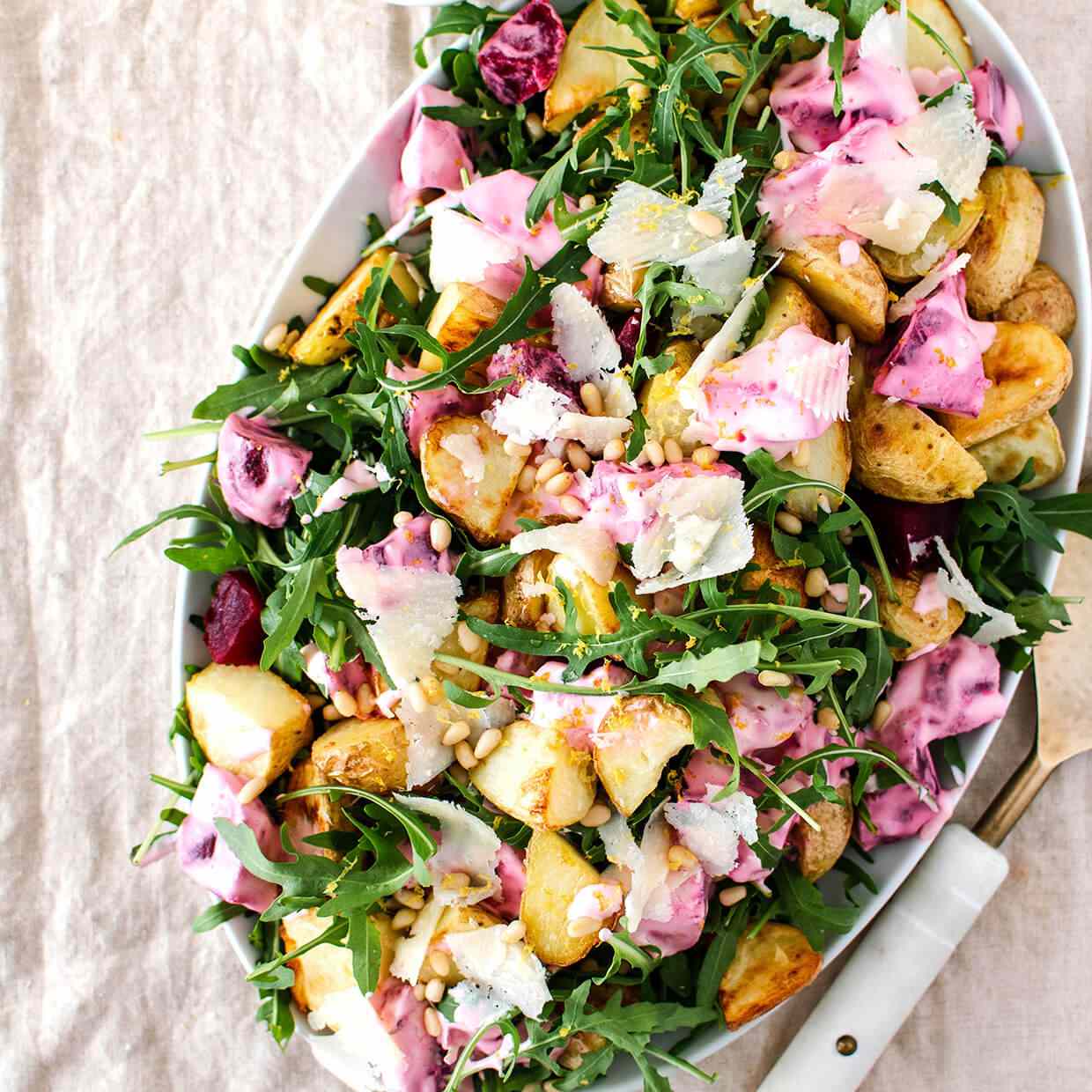 简单的素食开胃菜——烤土豆配芝麻菜和奶油甜菜。