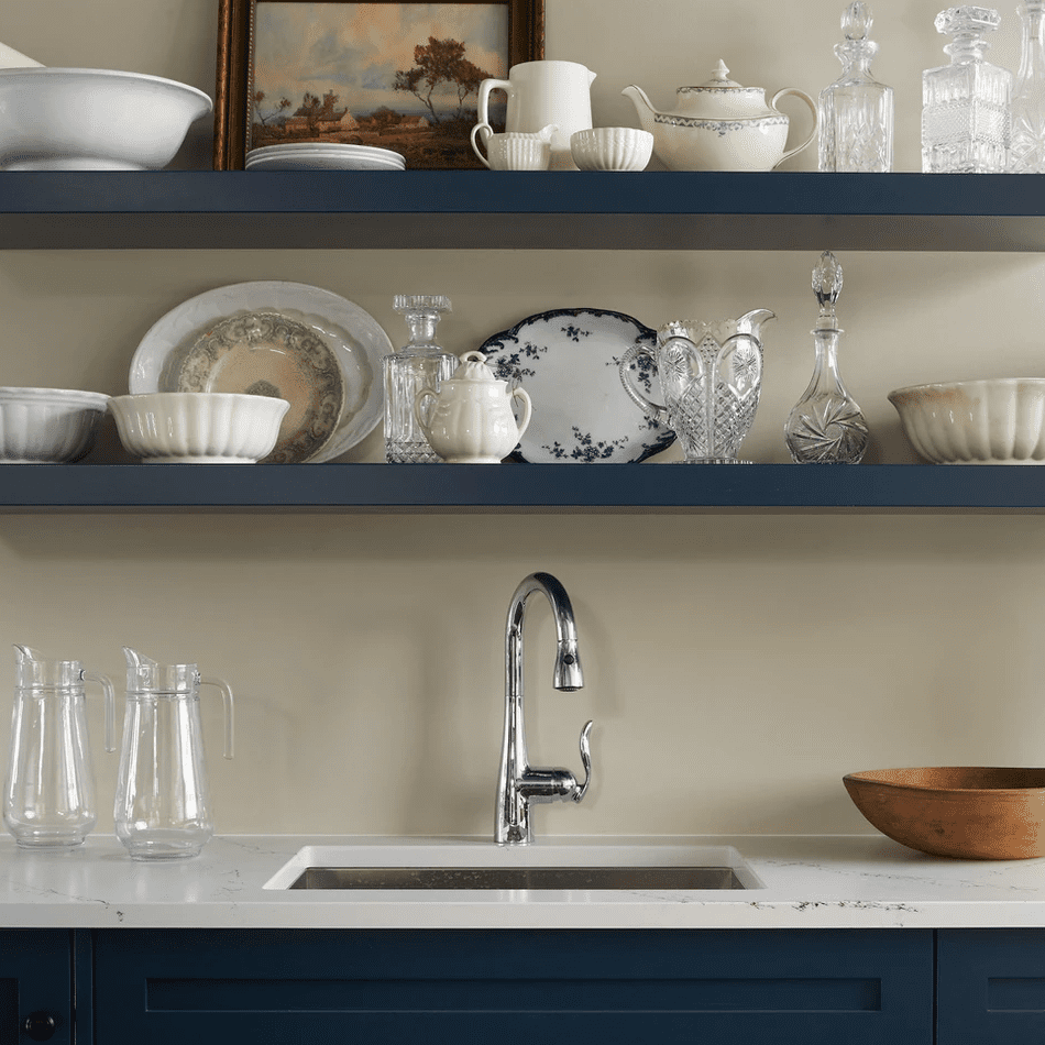 厨房用白色台面，蓝色货架和橱柜，灰白色彩绘墙壁