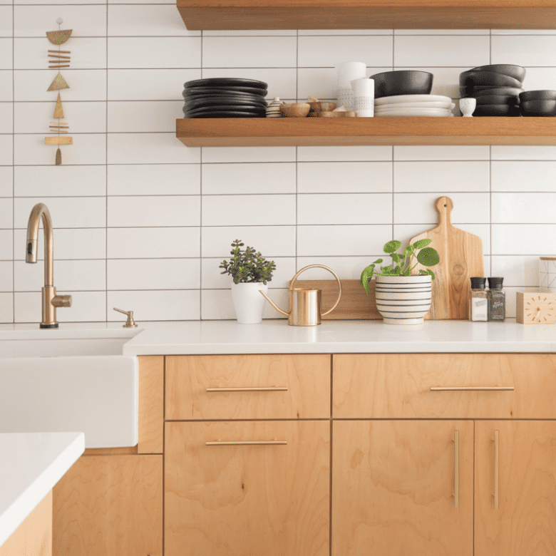 一个简约的厨房背板，从已有有序网格排列的白色瓷砖制作