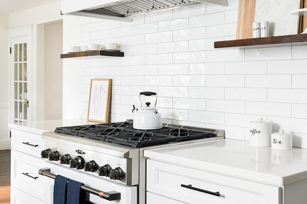 明亮的白色厨房和茶壶