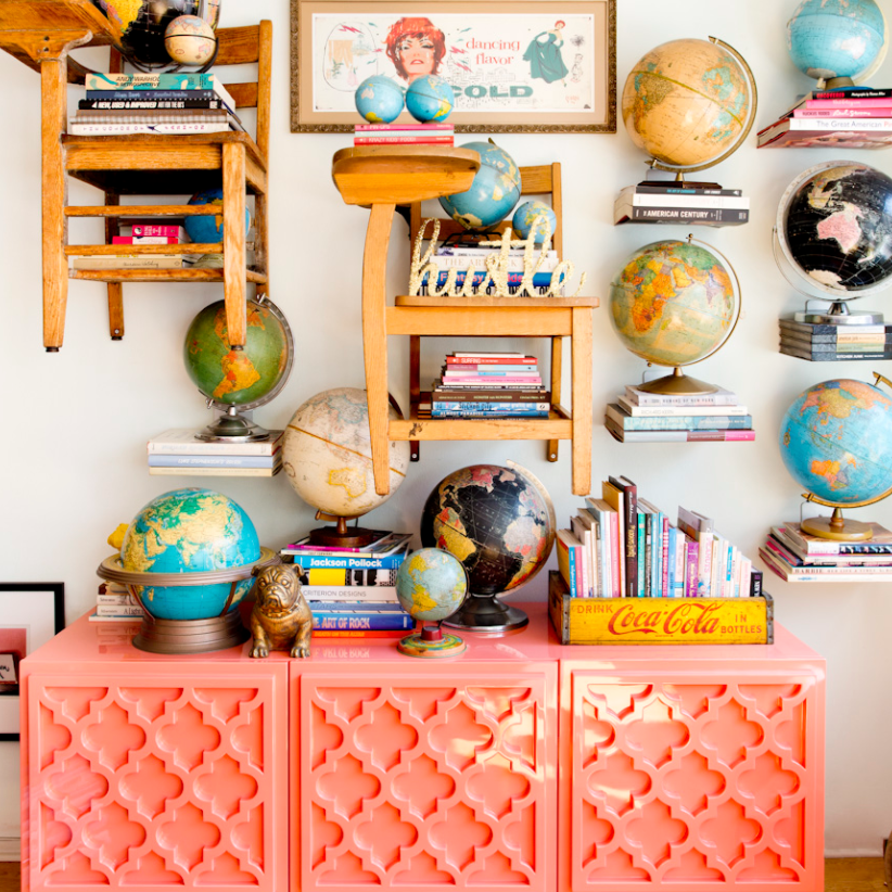 粉红色自助餐与它上面的球