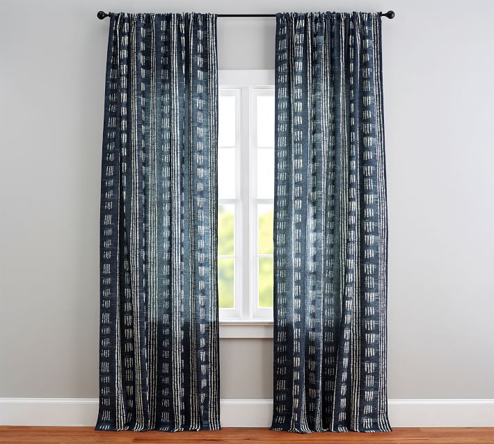 印花靛蓝窗帘，目前在陶器谷仓出售