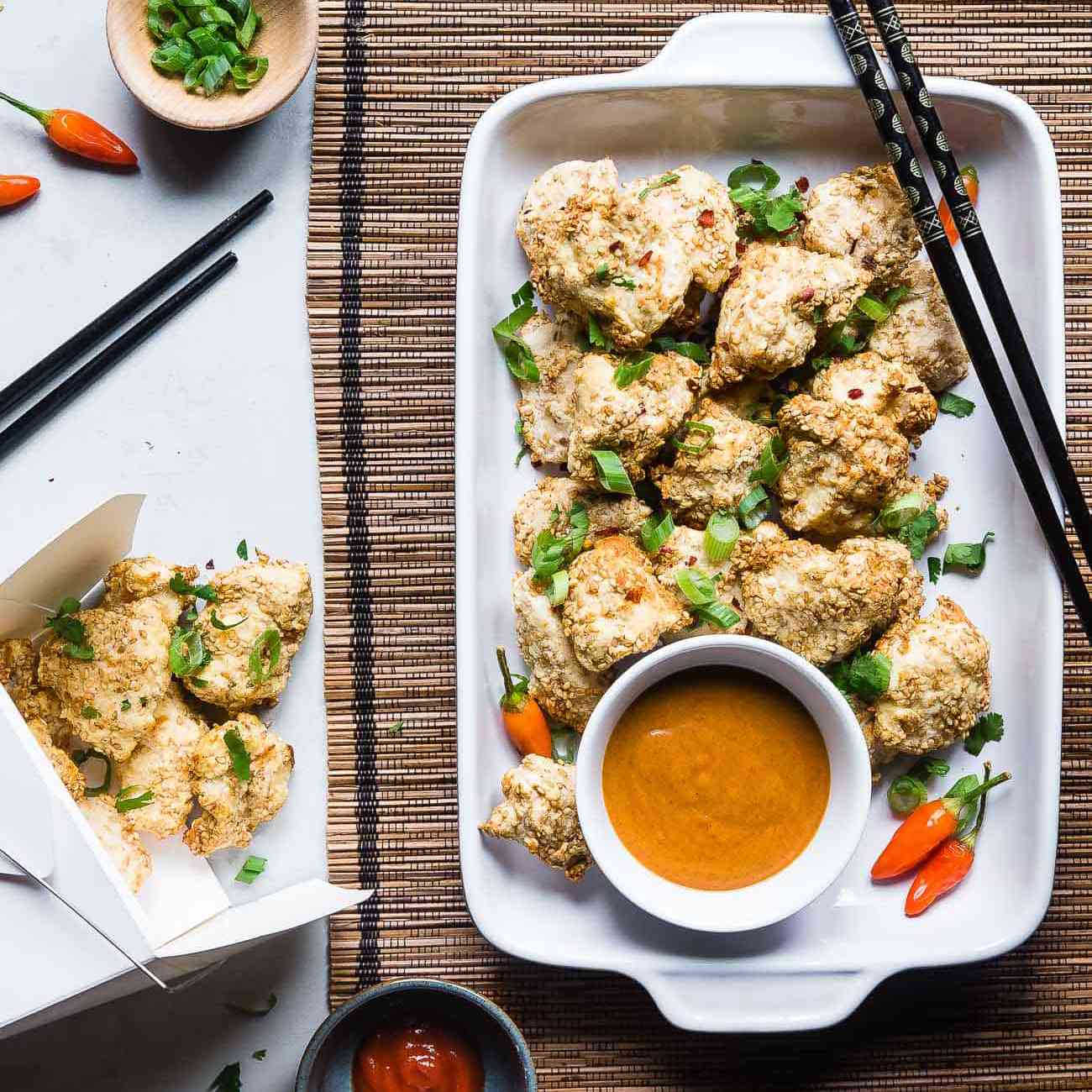 用筷子夹着的鸡块