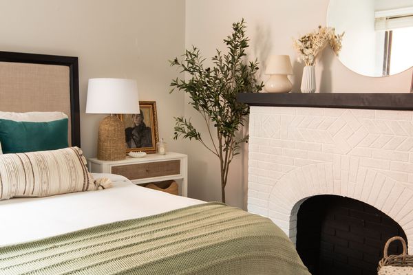 带有壁炉架的卧室