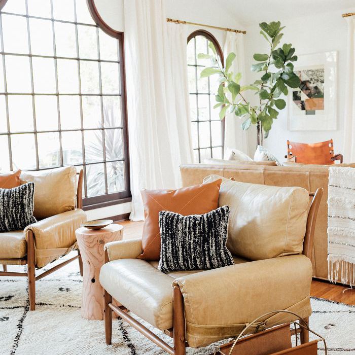 双棕褐色真皮座椅