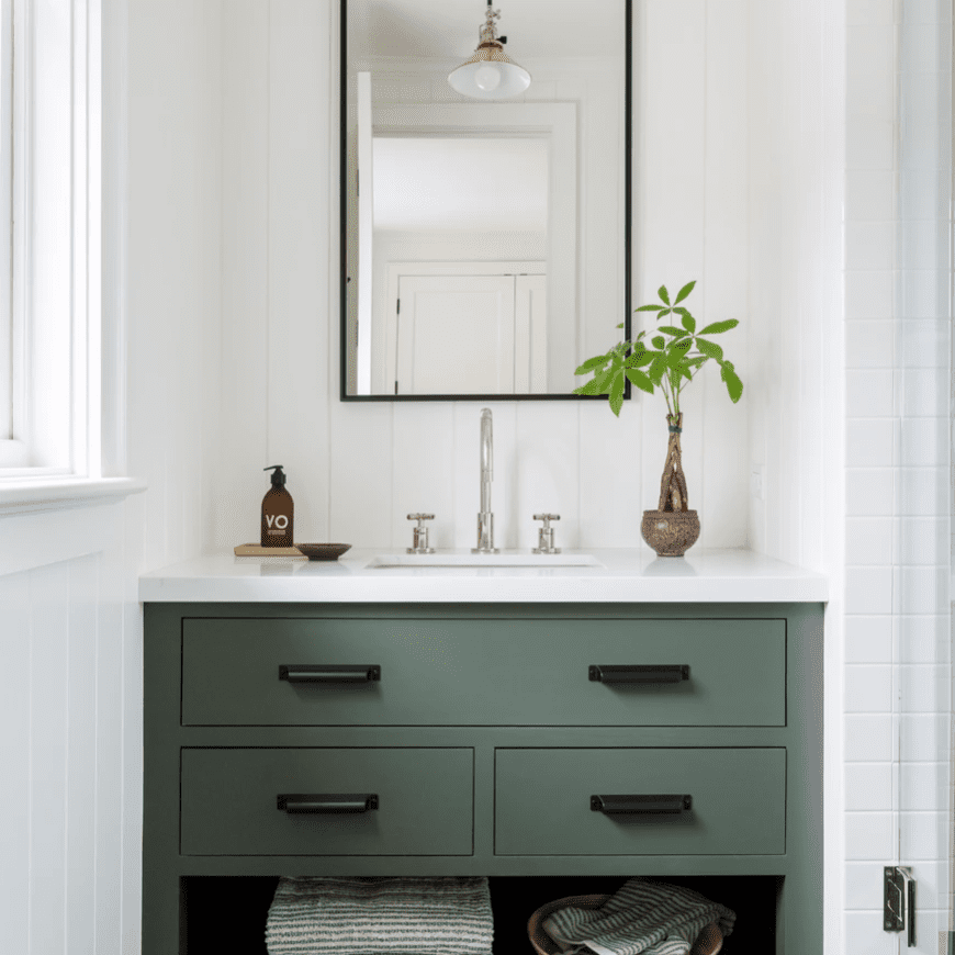 带绿色橱柜的浴室