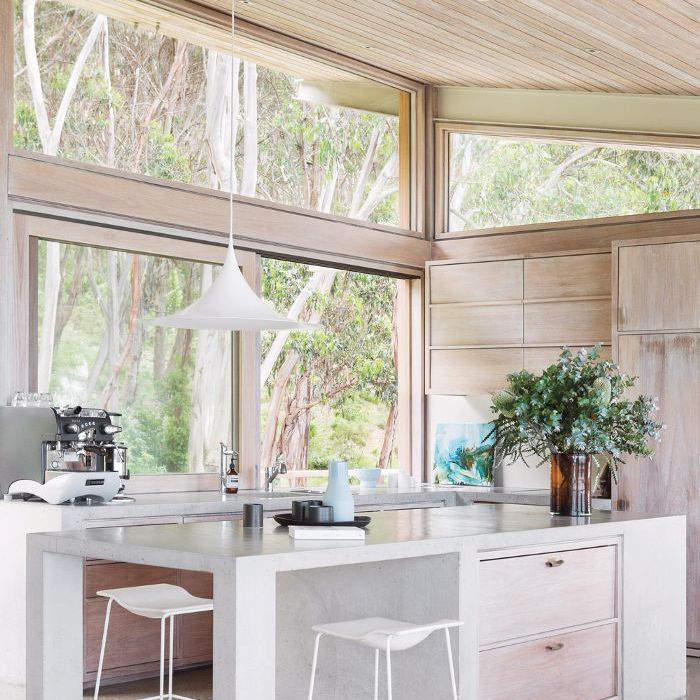 高端厨房与金色木墙壁和天花板