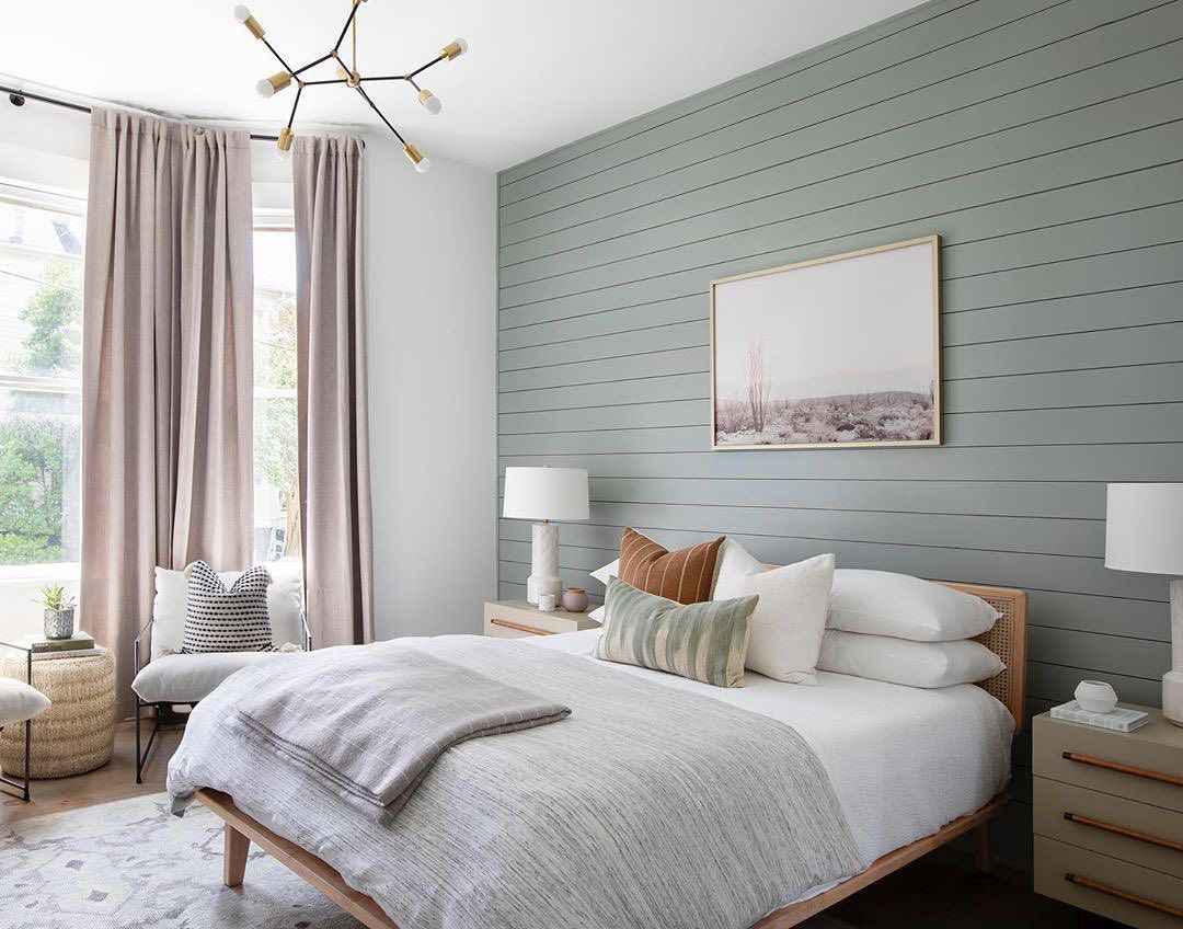 带shiplap的卧室
