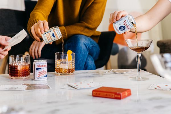 为什么罐头鸡尾酒是趋势 - 尖端的鸡尾酒倒在玻璃杯里