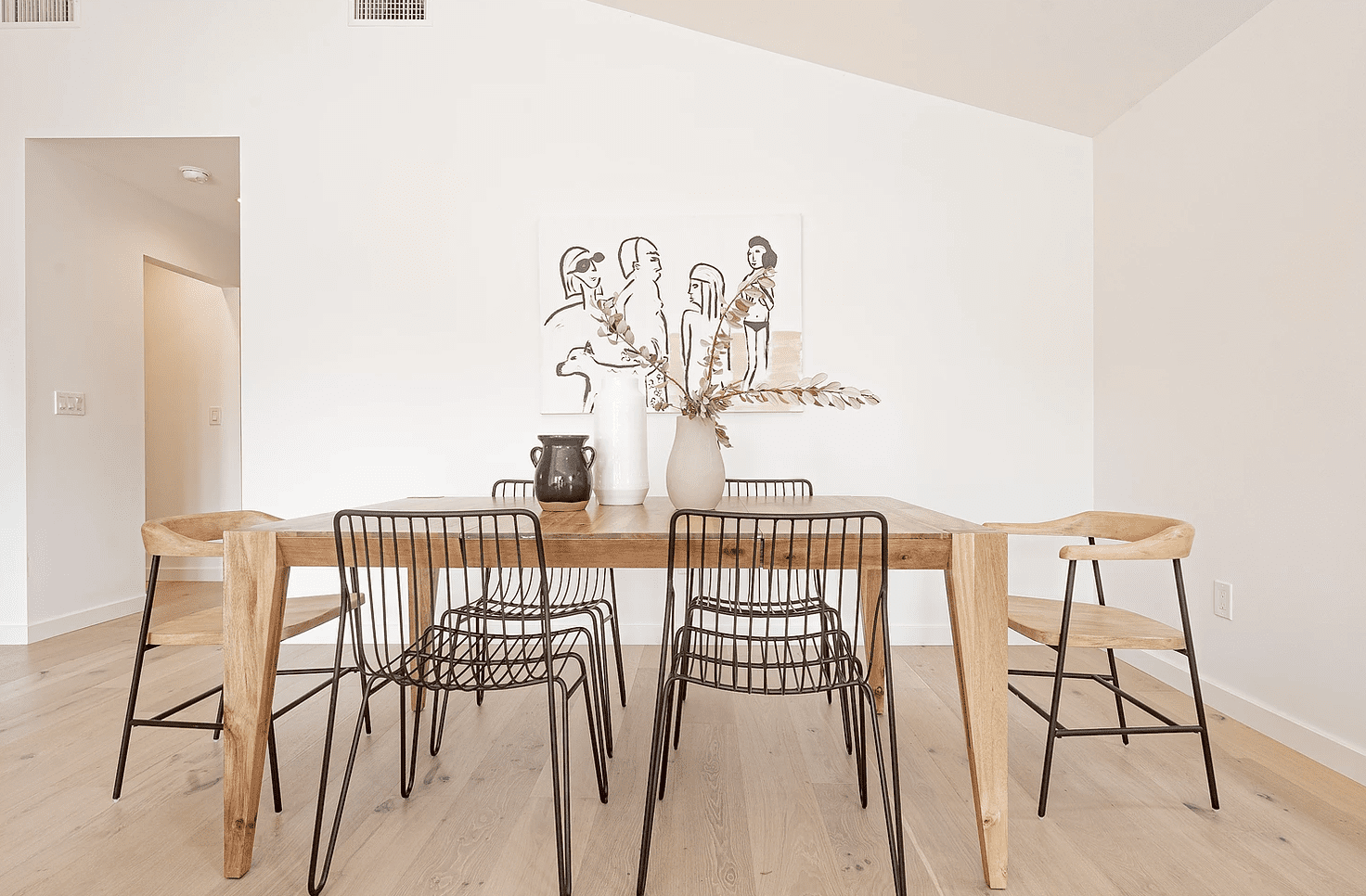 木制餐厅桌子上有三个中立的花瓶