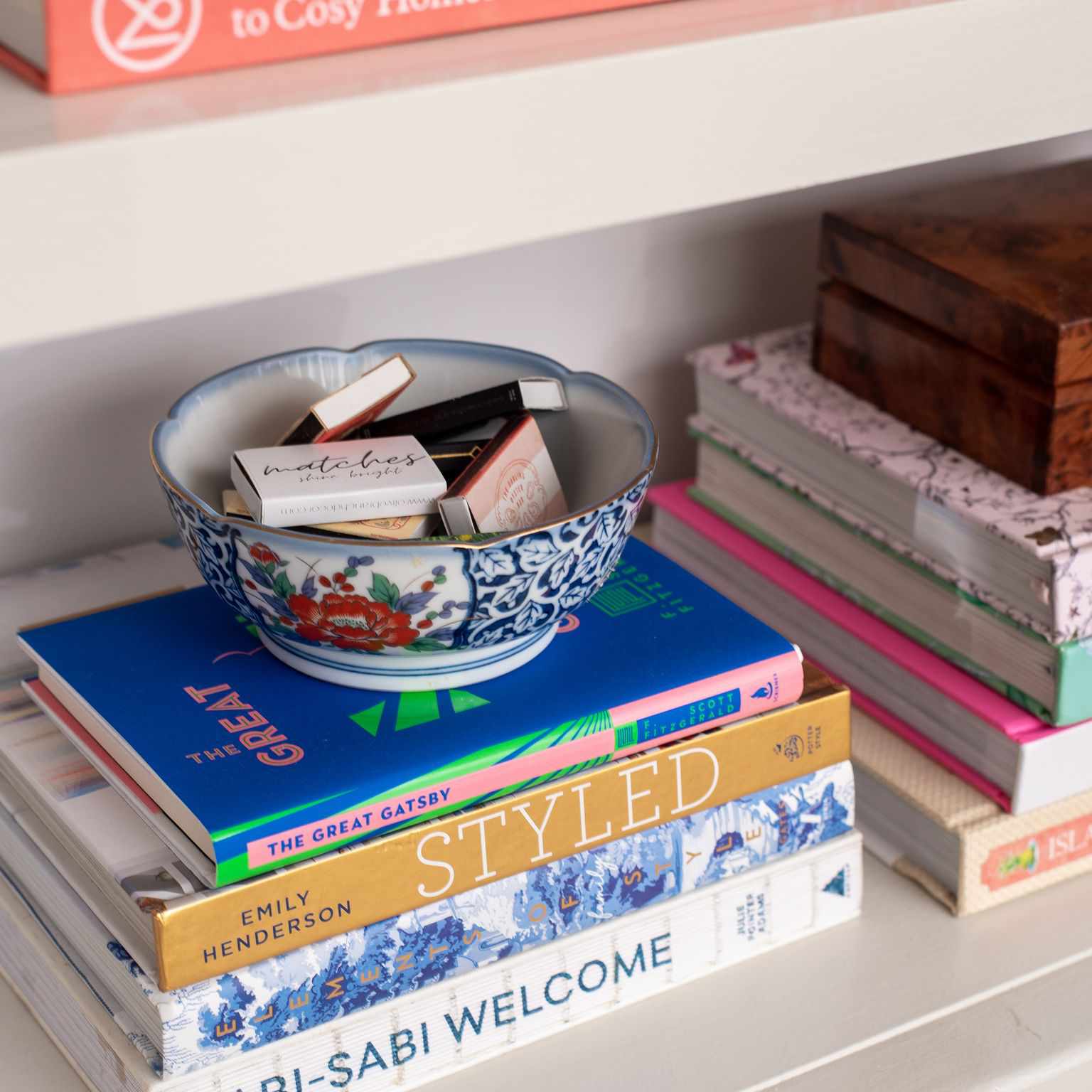 茶几书架上放满一碗火柴包。