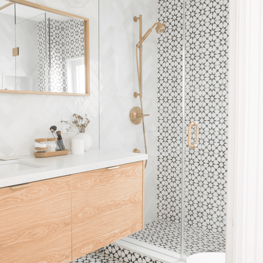 浴室台面存储在白色梳妆台上