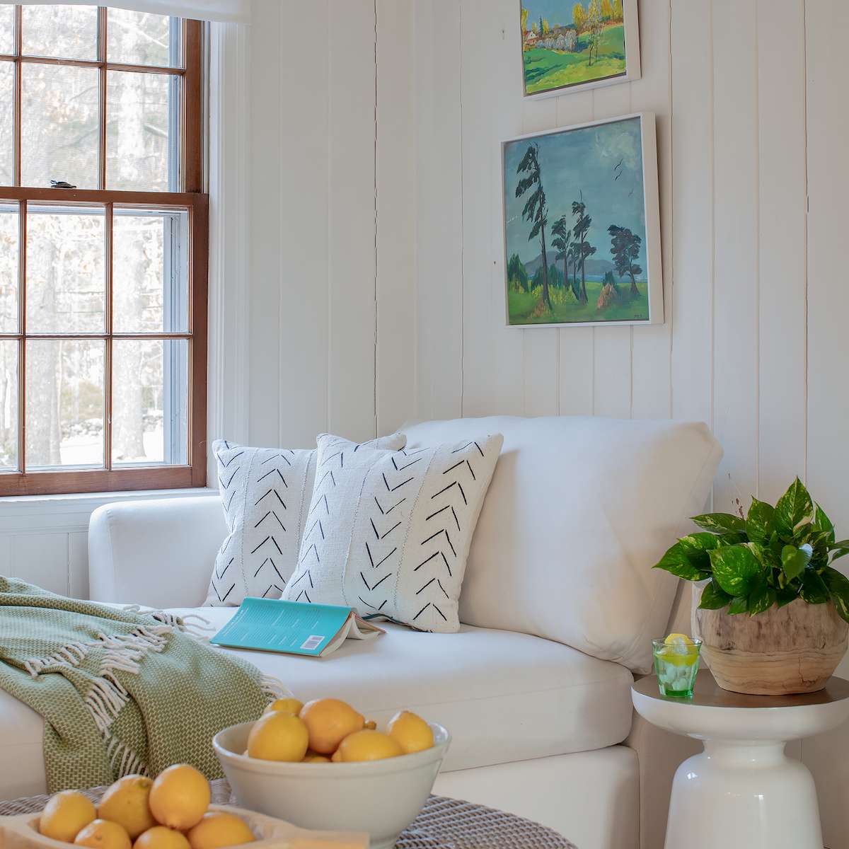 房间有白色的木镶板