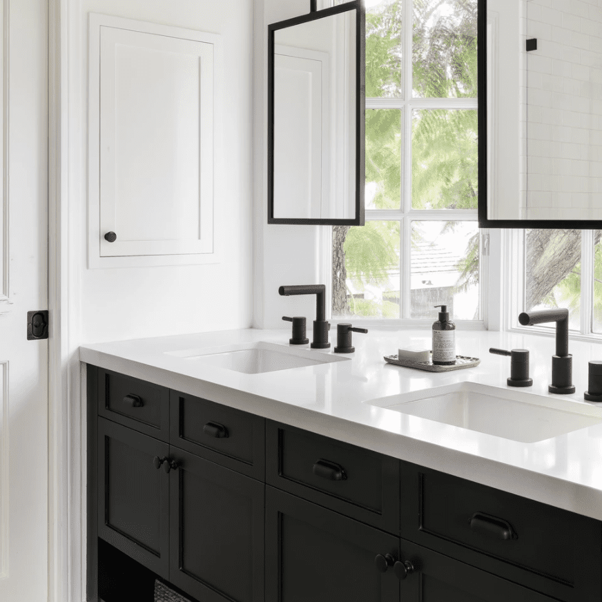 带有两个悬挂镜的浴室，显示在凸窗前