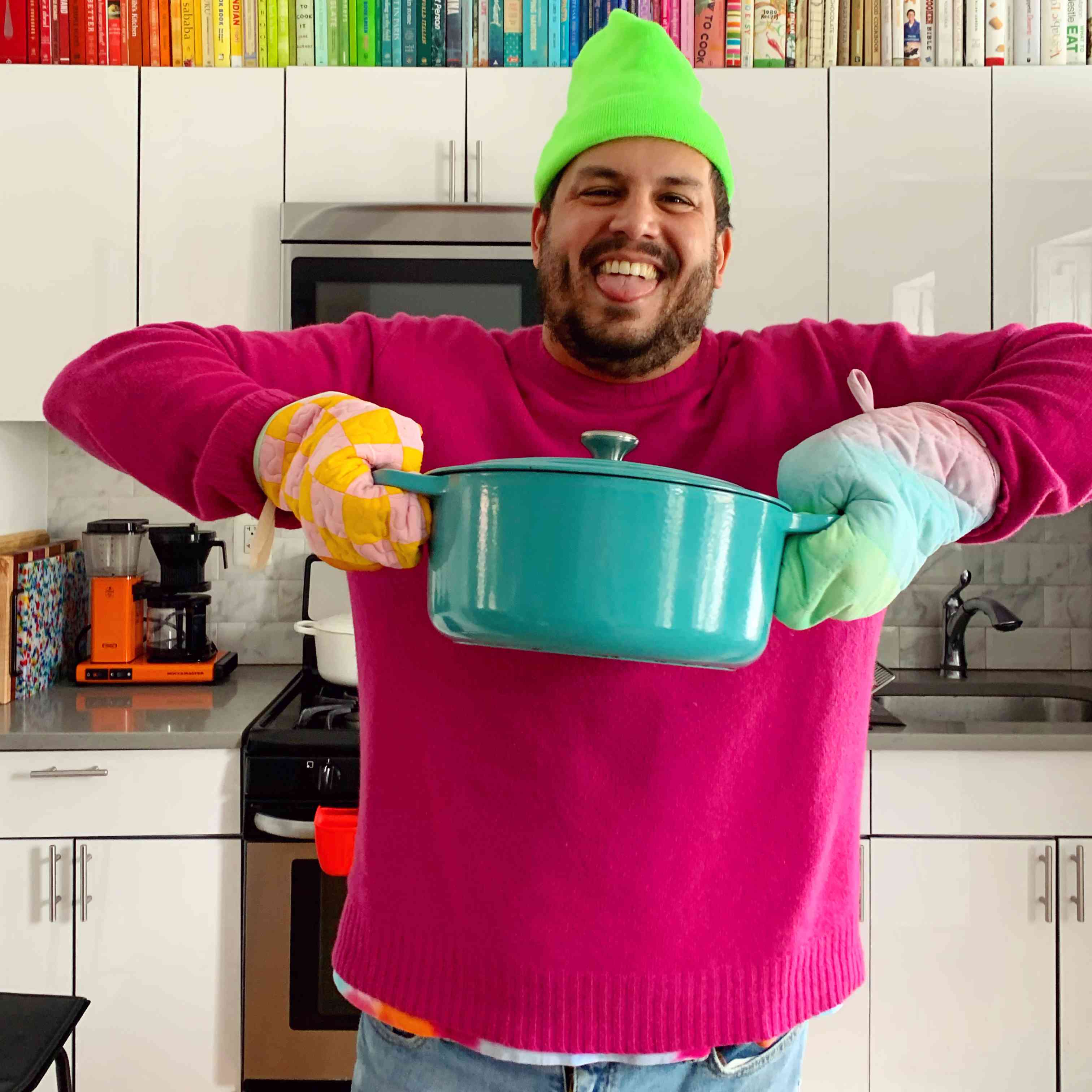 丹尼尔佩洛西用独角兽烤箱米特烹饪。