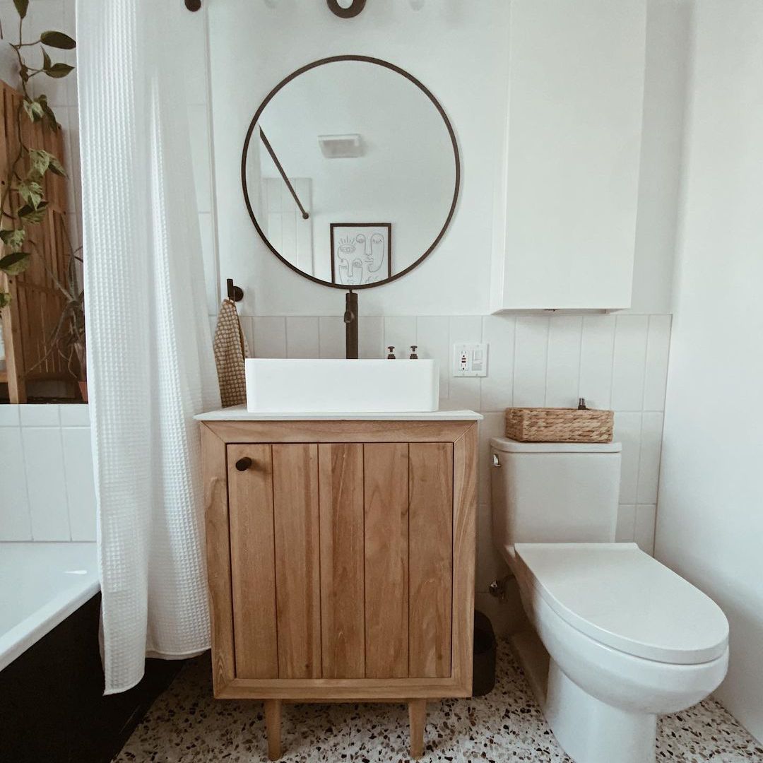 浴室有天然木柜