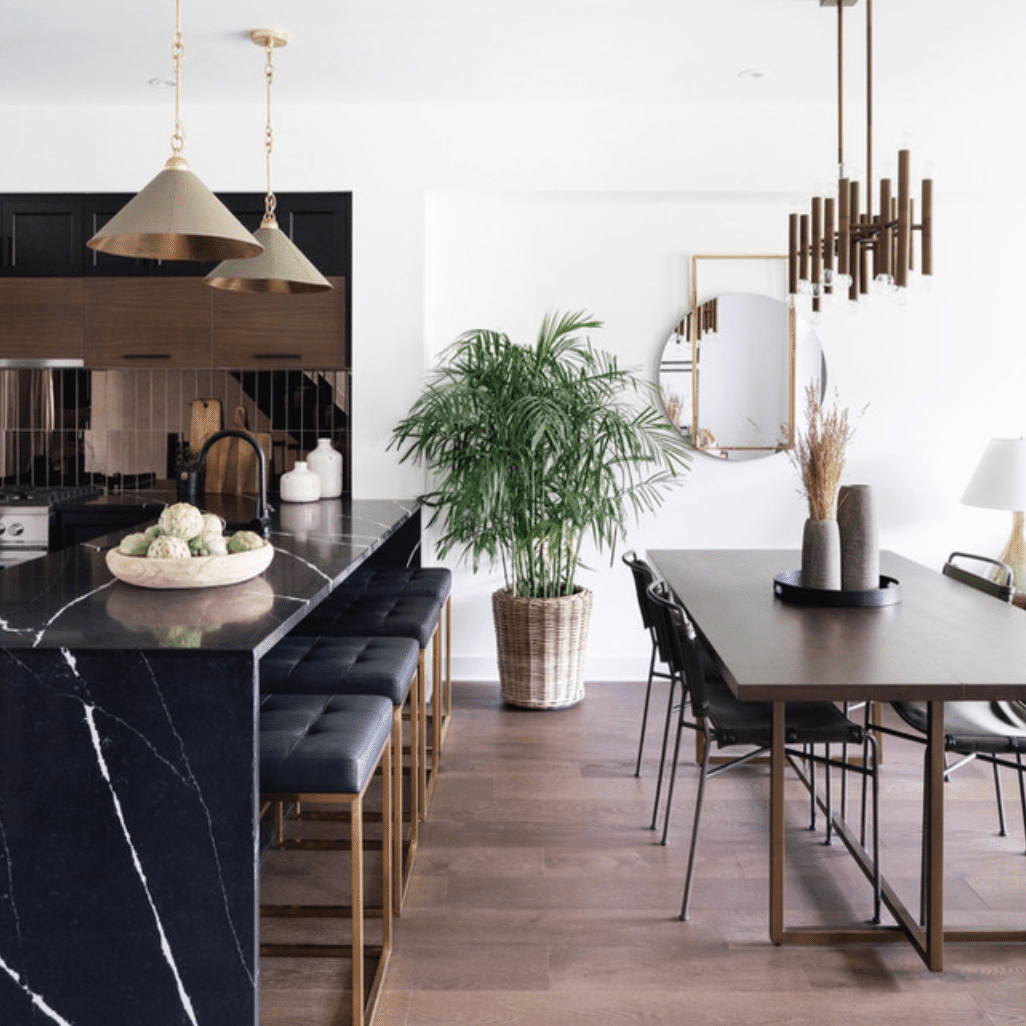 带光滑的大理石台面和非常闪亮的金背板的厨房