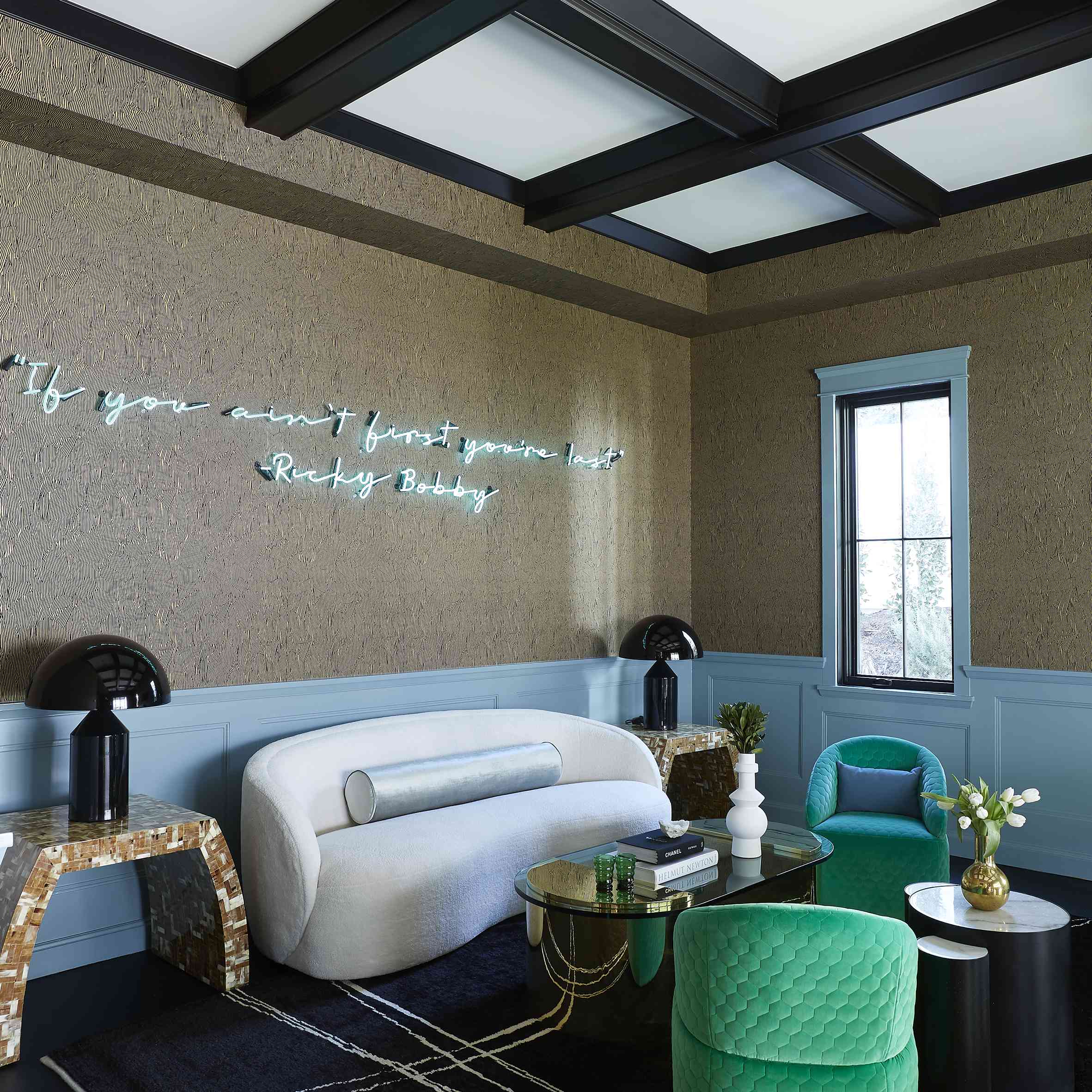 客厅设有宽松天花板和黑色区域地毯。