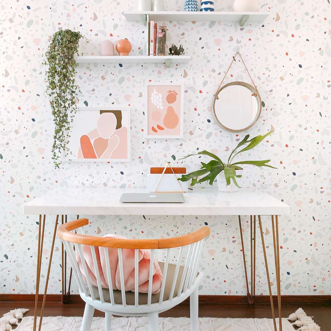 一串乌龟挂在桌子上