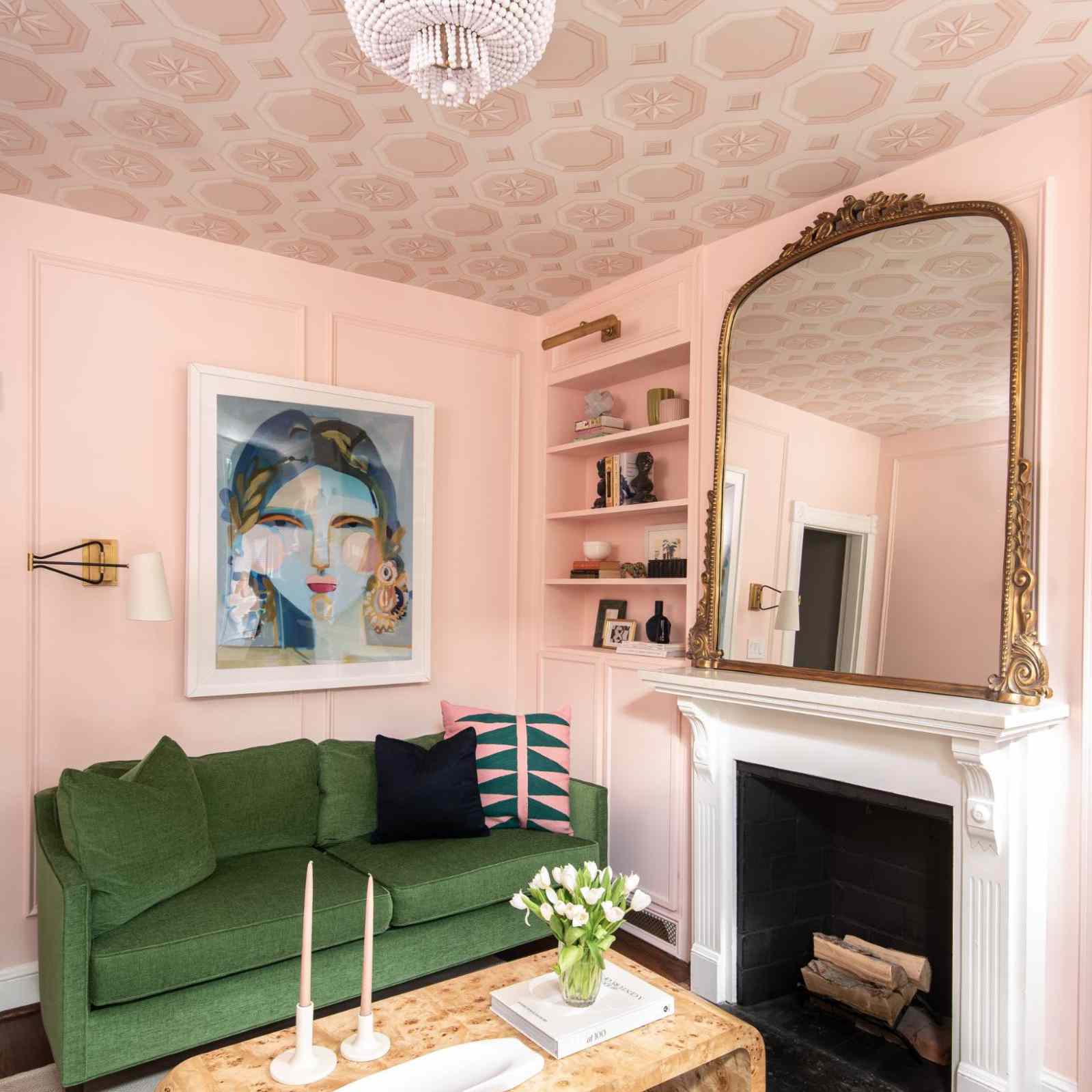 大胆的粉色复古风格的客厅。