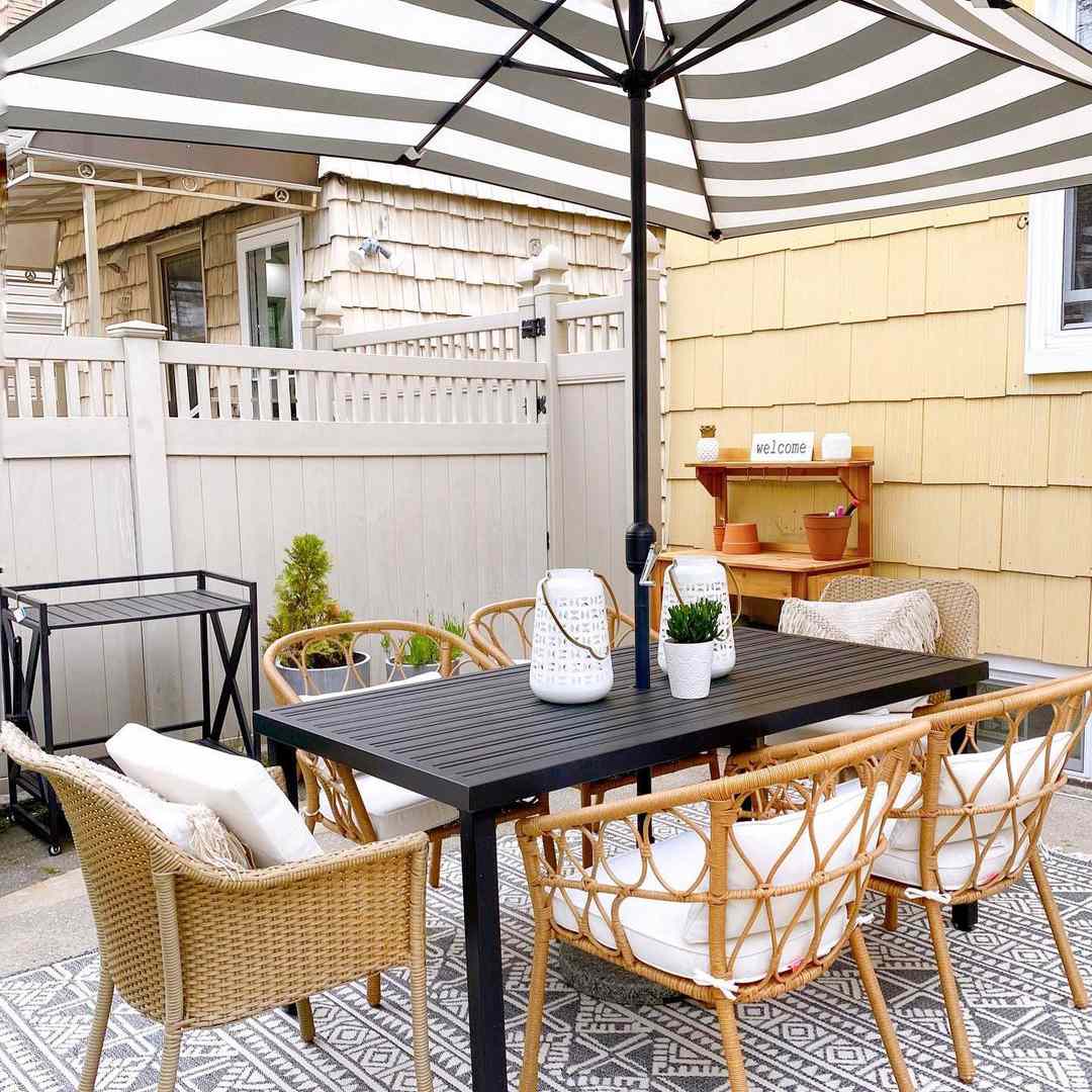 外墙漆黄色天井