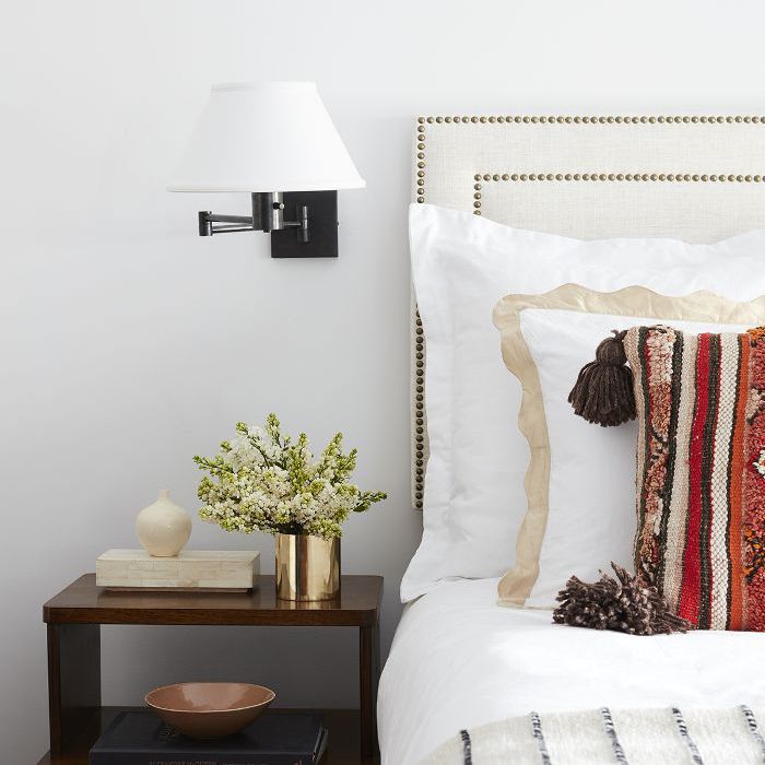 明迪·卡灵的床头柜