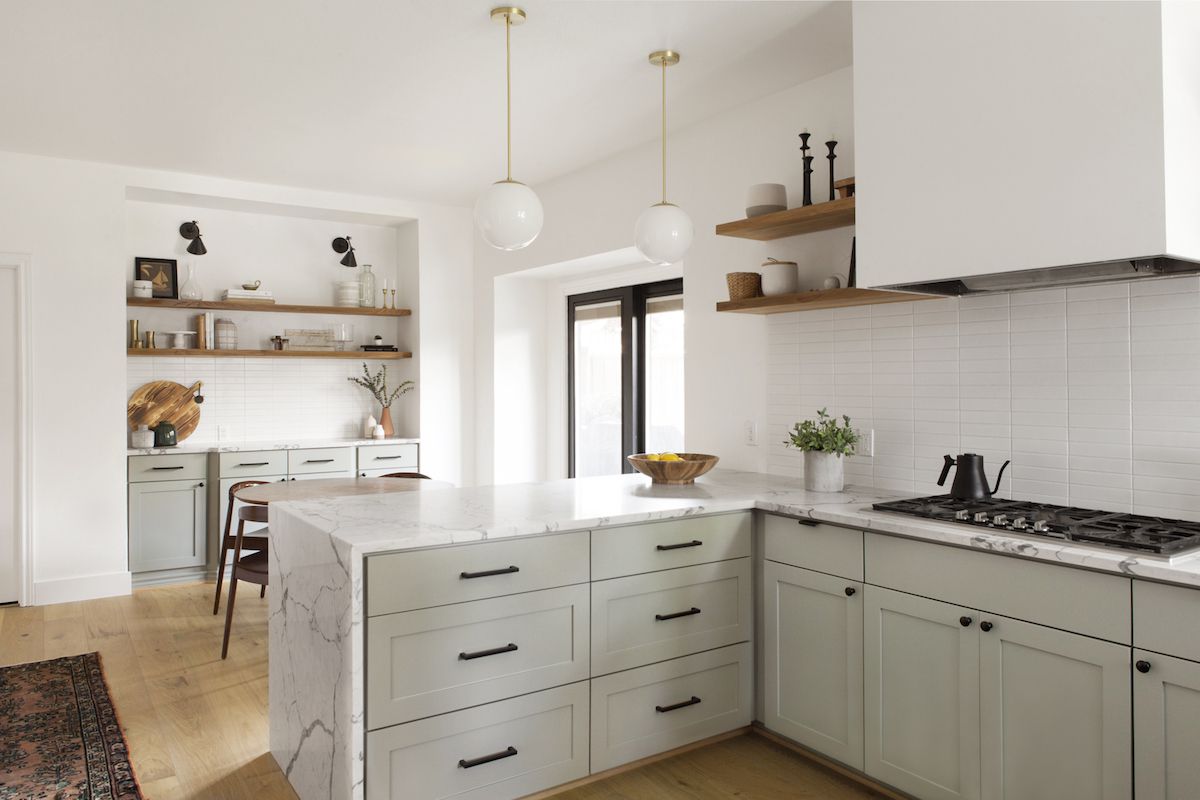 厨房里有薄荷绿色的橱柜