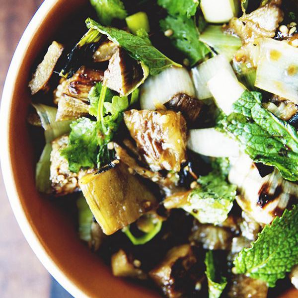 越南风味的烤茄子和韭菜沙拉