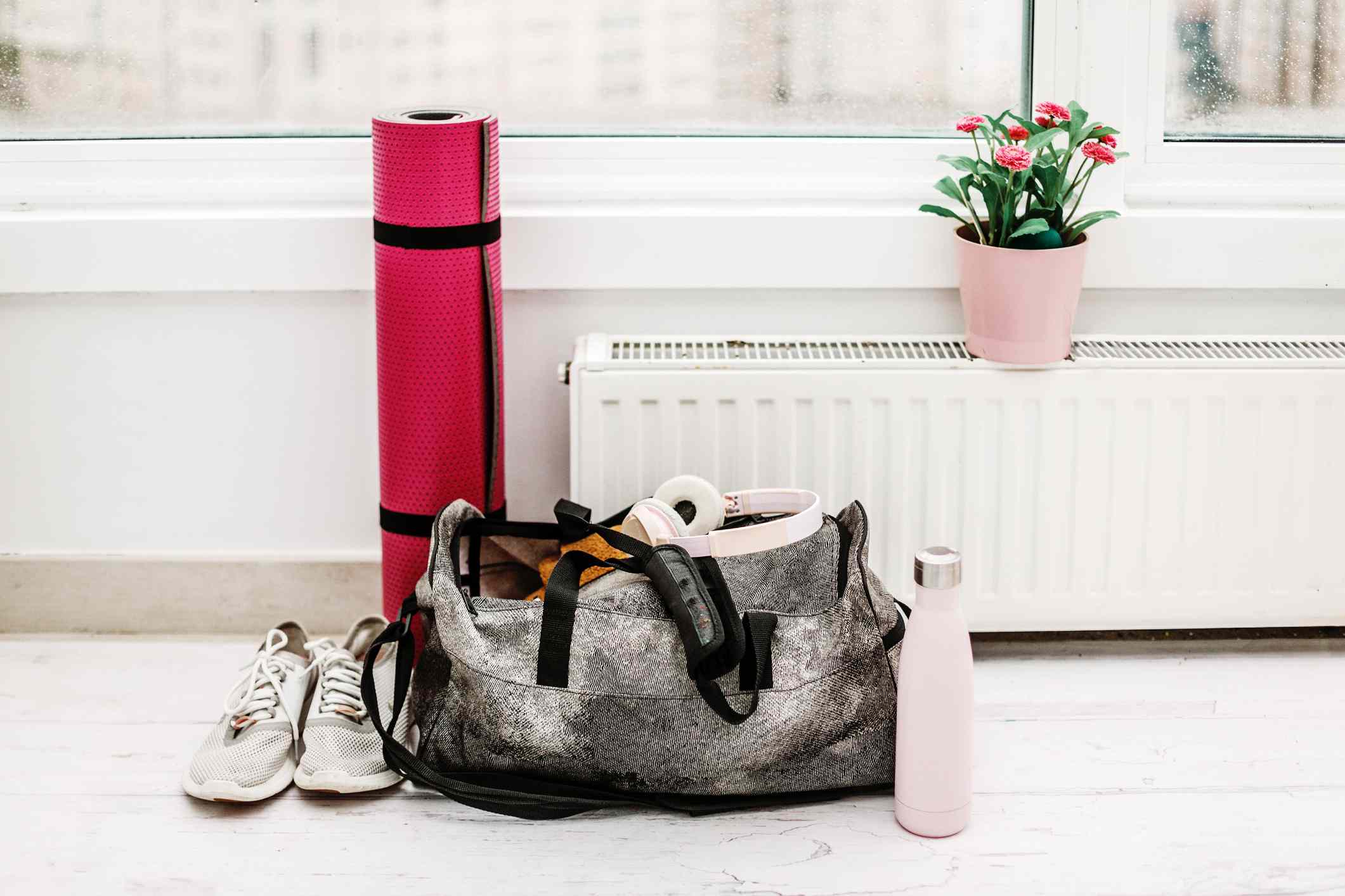 为什么我开始在2020年跑 - 带瑜伽垫，水瓶和网球鞋的健身包