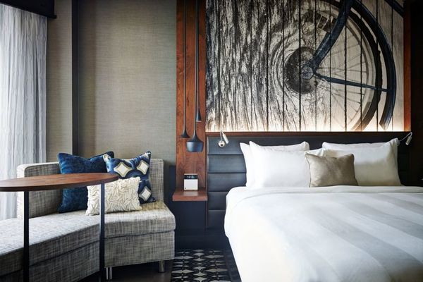 黑色和白色的正式卧室。