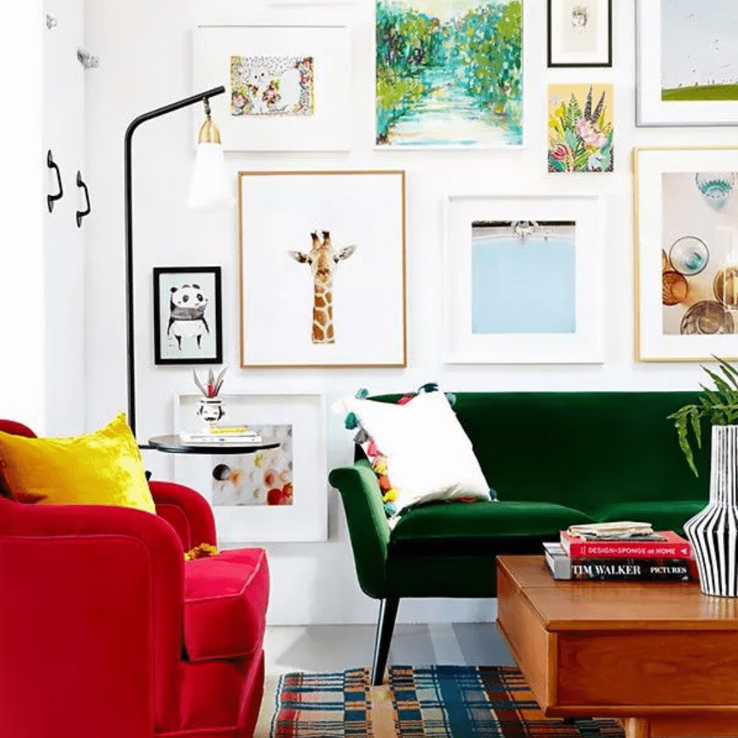 客厅明亮艺术品的框架走廊的墙上