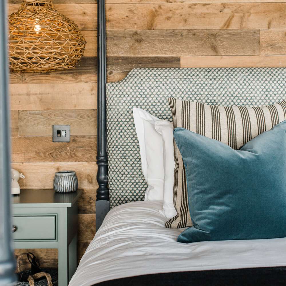 带有纹理床头板和亚麻布的天篷床