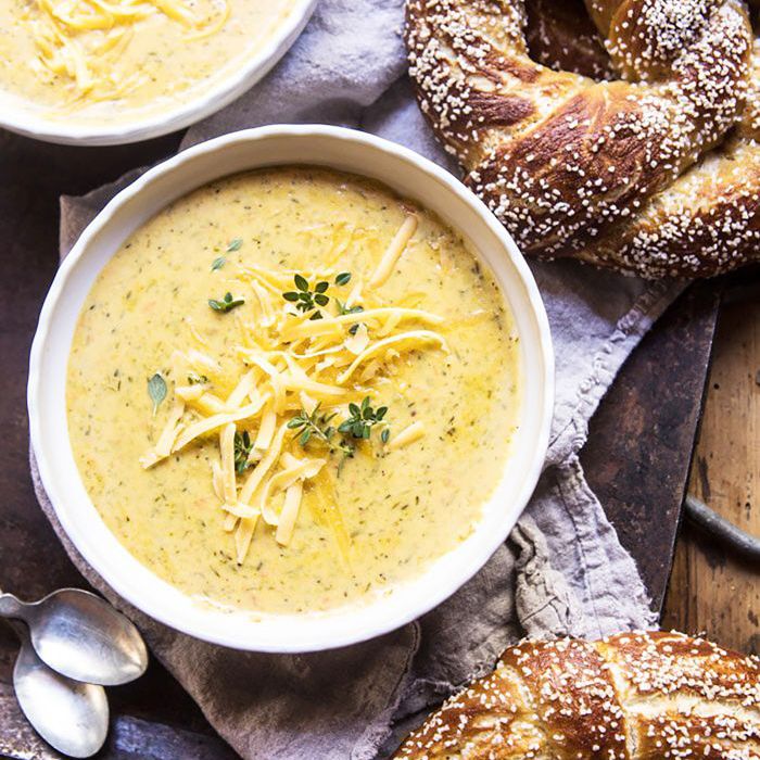 素食食谱秋季 - 南瓜啤酒西兰花汤的Cheddar