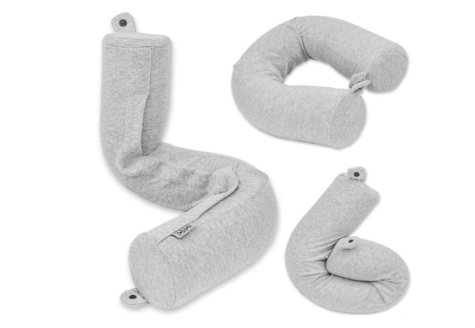 灰色可调颈枕头飞行在飞机上。